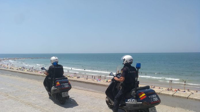 Nočná mora na španielskej pláži. Muž chcel uniesť a bozkával dievčatko (2), matka zúfalo kričala