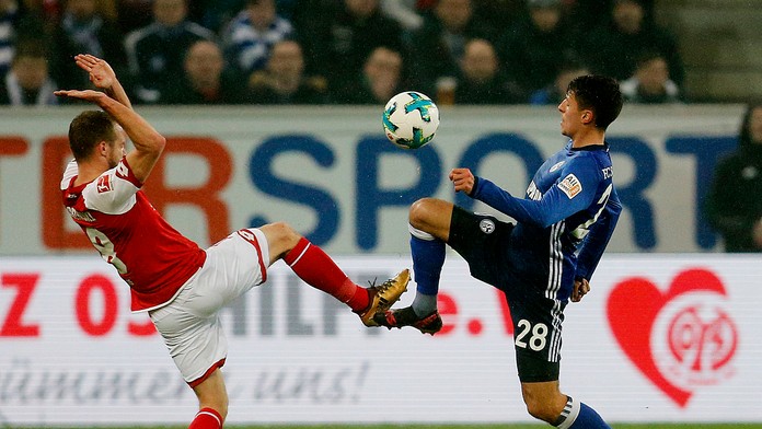 Levin Öztunali (vľavo) z Mainzu a Alessandro Schöpf zo Schalke počas zápasu 26. kola nemeckej bundesligy. 