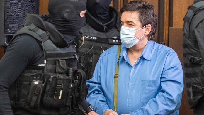 Marian Kočner prichádza v sprievode eskorty na verejné zasadnutie na Najvyššom súde.