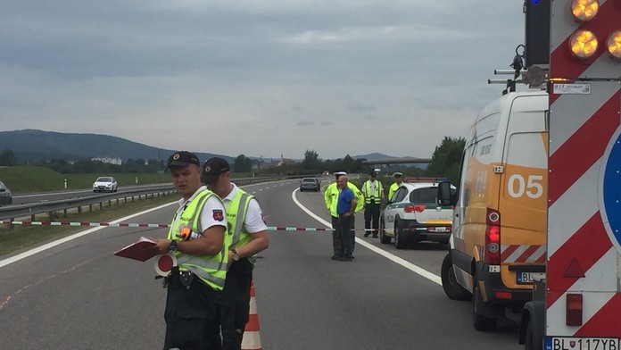 Diaľnica je v oboch smeroch ťažko prejazdná.