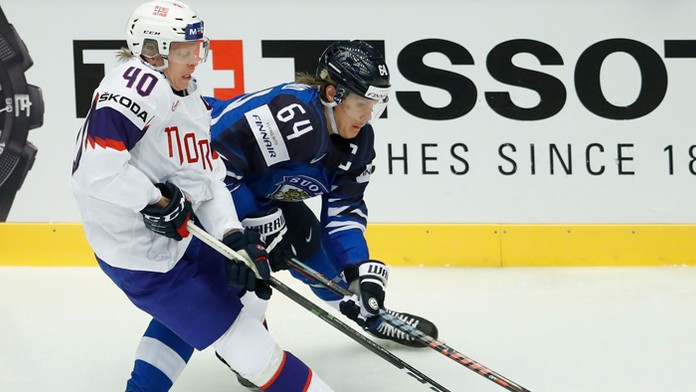 Vľavo nórsky hráč Ken Andre Olimb a fínsky hráč Mikael Granlund.