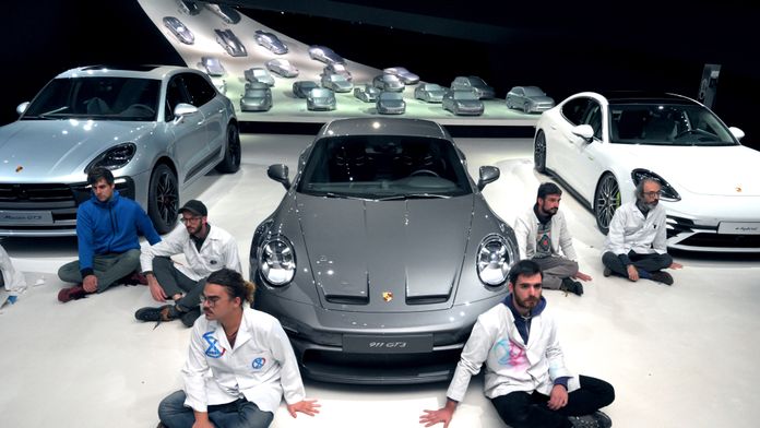 Aktivisti sa na protest prilepili k podlahe automobilky. Žiadali misku, aby sa mohli vyprázdniť