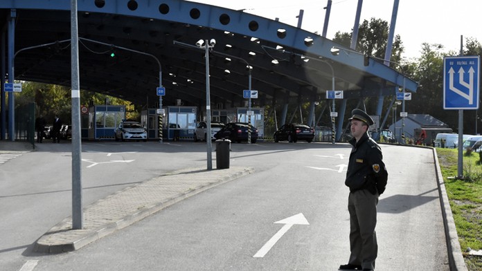 Na archívnej snímke slovenská strana hraničného priechodu Vyšné Nemecké – Užhorod.