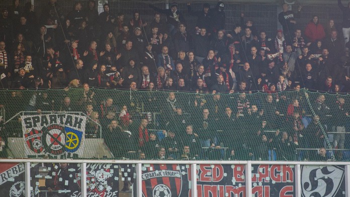 Polícia obvinila troch trnavských výtržníkov. Po derby zaútočili na policajtov a vyčíňali v MHD