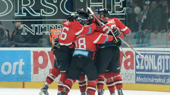 Radosť hráčov Banskej Bystrice po góle v treťom zápase finále play off hokejovej Tipsport extraligy proti Nitre.