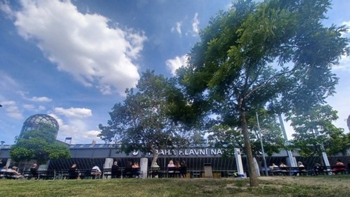 Brutálny útok v Prahe: Ženu znásilnili priamo v parku. Polícia zadržala štyroch podozrivých