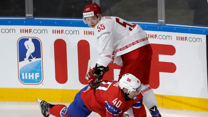 Nór Andre Olimb (dolu) a Bielorus Pavel Vorobej v súboji o puk.