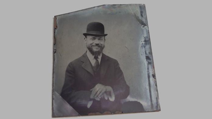 Opitý muž sa "rozpráva" so sochou na diskotéke