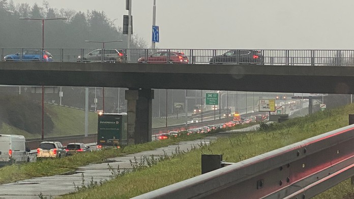 V Bratislave sa tvorili kolóny. Za Sitinou v smere do Petržalky sa zrazili tri autá a kamión