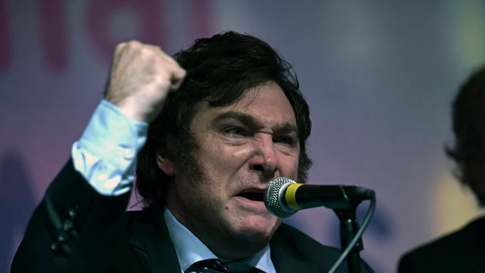 Motorovú pílu vymenil za pálku. Argentínsky prezident sa vo vianočnom prianí vyhráža národu