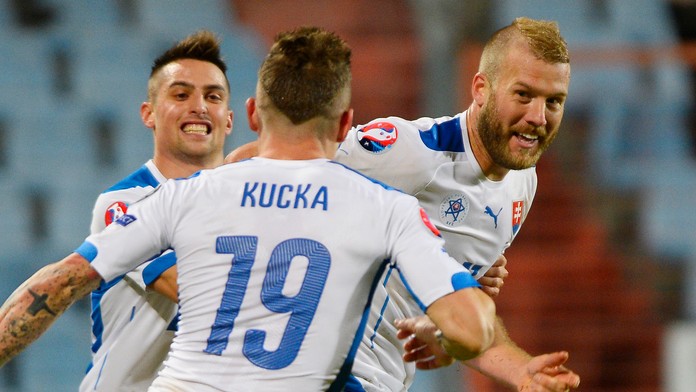 Gólová radosť našich chalanov po strelení gólu Róberta Maka.