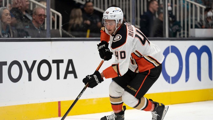 Regenda prvýkrát ako zdravý náhradník, tréner vysvetlil jeho absenciu na ľade