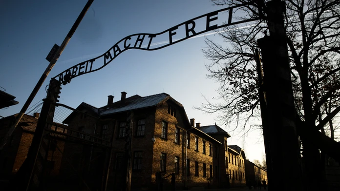 Vstup do bývalého nacistického koncentračného tábora Auschwitz-Birkenau v Osvienčime.