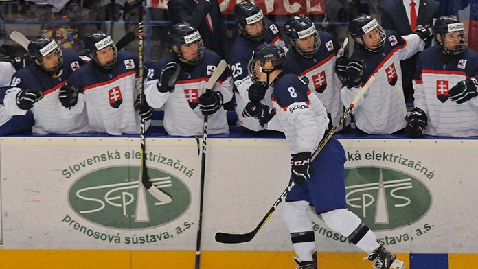 Adam Ružička sa zdraví so spoluhráčmi po úspešnom zásahu.