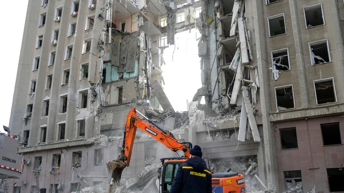 Vo vládnej budove zostala obrovská diera. Ruský raketový útok v Mykolaive má najmenej 7 obetí