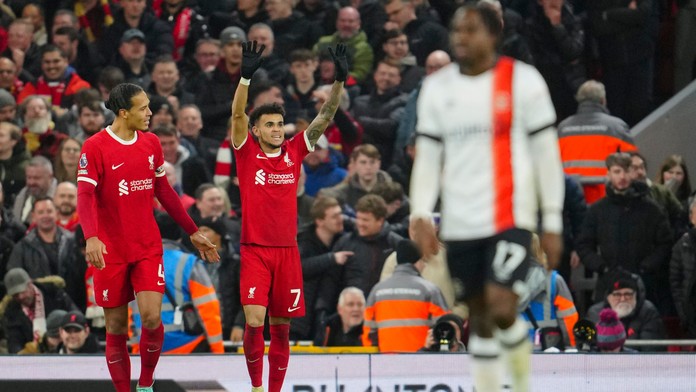 VIDEO: Luton šokoval Anfield Road, no Liverpool duel otočil a má opäť štvorbodový náskok