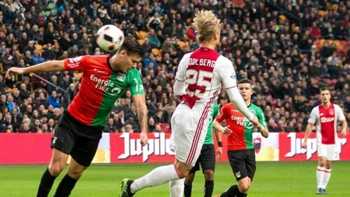 Kasper Dolberg (Ajax) a jeho netradičná hlavička.