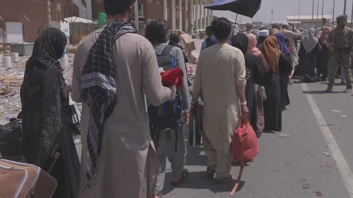 V Afganistane čakajú stovky ľudí s väzbami na Slovensko, no politici sa naťahujú, koľkých príjme