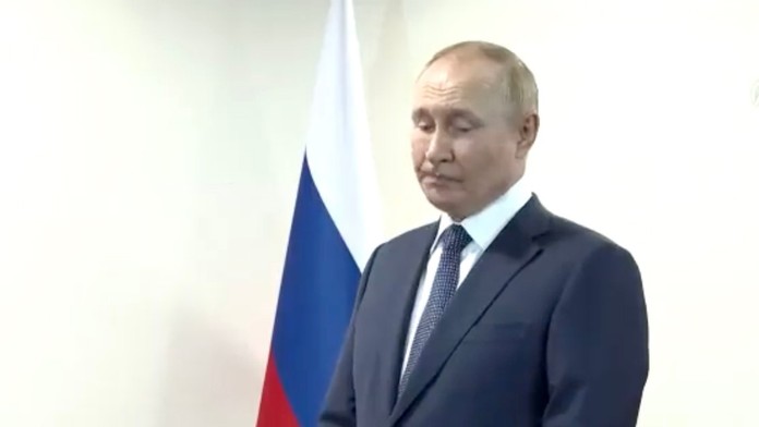 Prezident Putin v trápnej situácii. Jeho výraz tváre hovorí za všetko