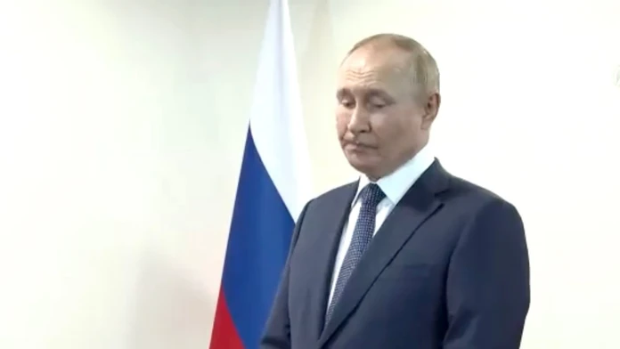 Prezident Putin v trápnej situácii. Jeho výraz tváre hovorí za všetko