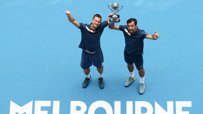 Slovensko-chorvátska dvojica Filip Polášek a Ivan Dodig pózuje s trofejou po víťazstve vo finále štvorhry na Australian Open.