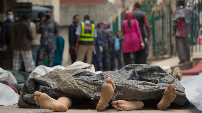  Na snímke telá obetí zemetrasenia v nemocnici v Káthmandu.