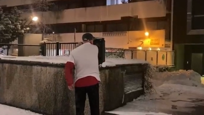 VIDEO: Nórsky senior chcel na výročie vojny na Ukrajine prebudiť Rusov. Dostal neobvyklý nápad