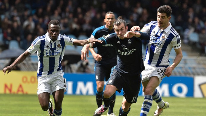 Gareth Bale (Real Madrid) v súboji o loptu s hráčmi Bruma (vľavo) a Yuri Berchiche (obaja  Real Sociedad)