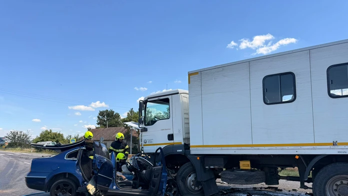 FOTO: Mladý vodič nemal šancu prežiť. Do protismeru mu vošlo auto pri predbiehaní kamióna