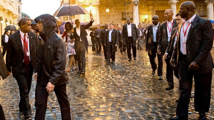 Barack Obama pricestoval na historickú návštevu Kuby.