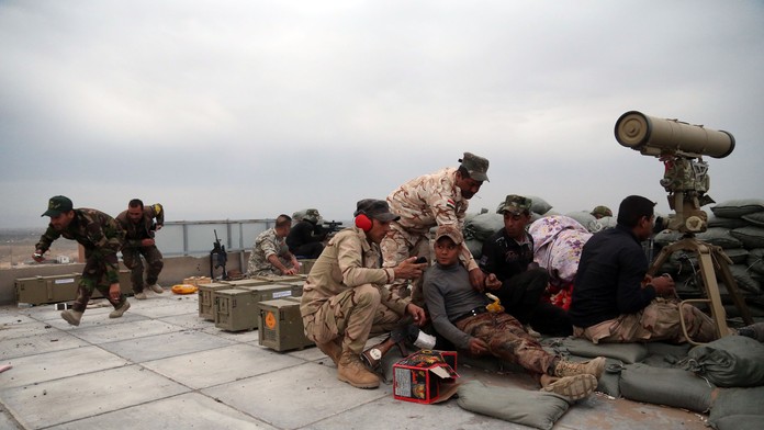 Irackí vojaci v boji proti IS