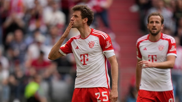 Futbalista Thomas Mülle (uprostred) z Bayernu Mníchov sa raduje z gólu.