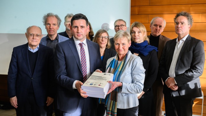 Martin Wazlawik, koordinátor výskumnej siete "ForuM", odovzdáva na tlačovej konferencii úradujúcej predsedníčke Rady Evanjelickej cirkvi v Nemecku (EKD) Kirsten Fehrsovej štúdiu o zneužívaní v protestantskej cirkvi.