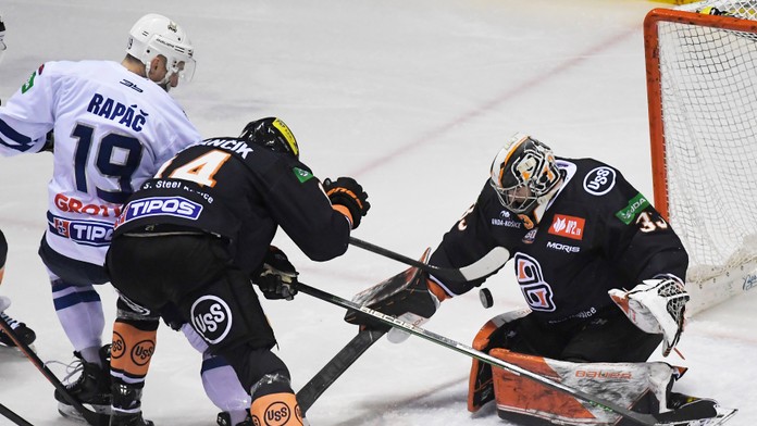 Tri hetriky v 48. kole, Nitrania ukončili trinásťzápasovú sériu prehier