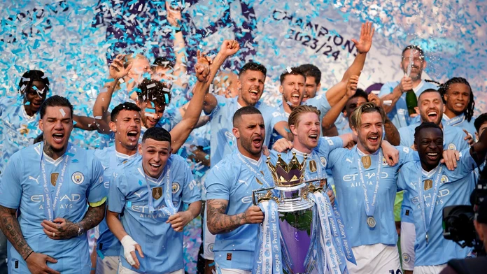 Futbalisti Manchestru City oslavujú titul v Premier League.