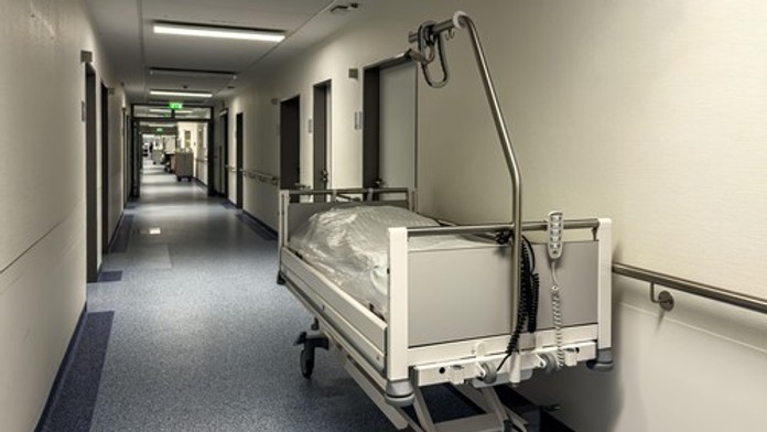 Muž pri bazéne vyvrátil liter krvi. V nemocnici mu povedali, že ide o úpal a poslali ho domov