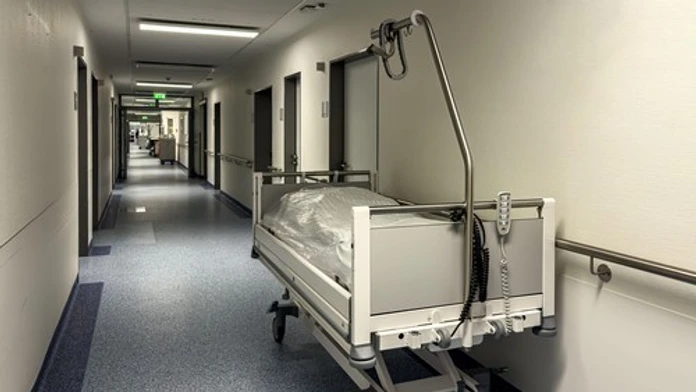 Muž pri bazéne vyvrátil liter krvi. V nemocnici mu povedali, že ide o úpal a poslali ho domov