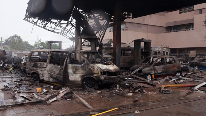  Na snímke pohľad na čerpaciu stanicu po explózii v ghanskom meste Akkra.