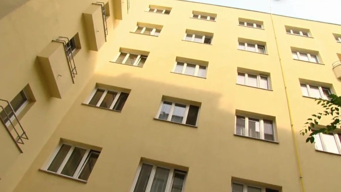 Gerard Piqué z Barcelony reaguje v príprave proti Neapolu.