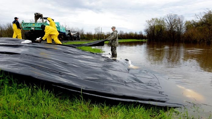 Silné záplavy v južných častiach Spojených štátov pripravili o život troch ľudí.