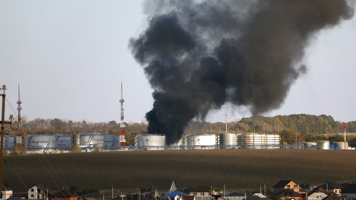 Ropný sklad v Belgorodskej oblasti v Rusku začal po ostreľovaní horieť