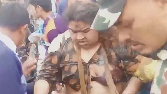 Z trosiel lietadla sa vyhrabala žena v roztrhaných šatoch.