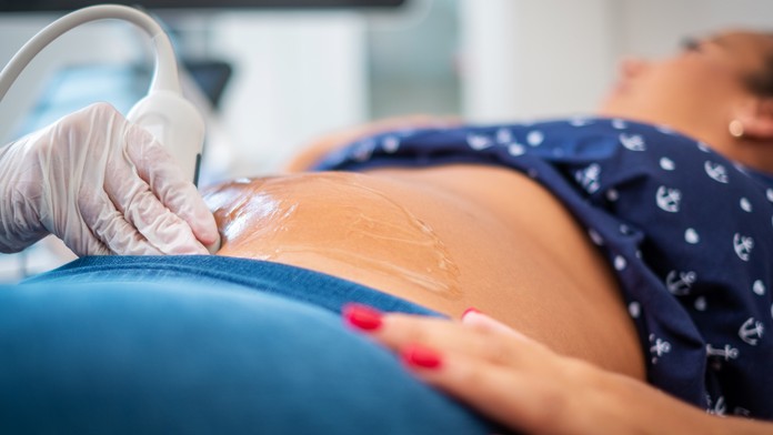 Myslela si, že má problémy s trávením, v jej tele však rástlo dieťa. No nie v maternici