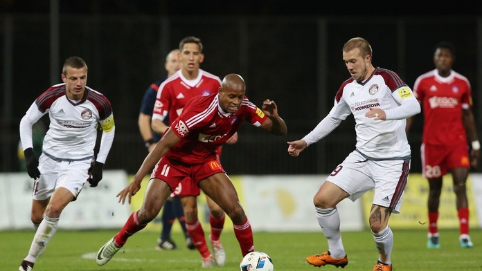 Na snímke zľava Lazar Dordevič (Podbrezová), Rangelo Maria Janga (Trenčín) a Pablo Joaquin Podio (Podbrezová) 