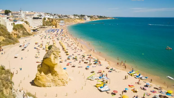 V populárnom portugalskom letovisku sa šíri strach. Najskôr záhadne zomrel muž, teraz znásilnili turistku