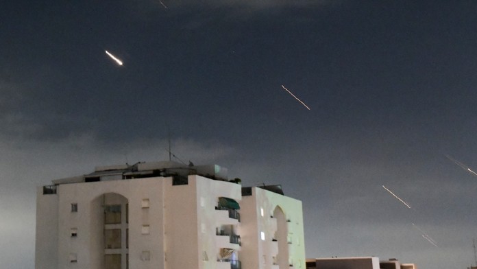 Izraelský systém protivzdušnej obrany Iron Dome odpaľuje rakety vystrelené z Iránu v Izraeli.