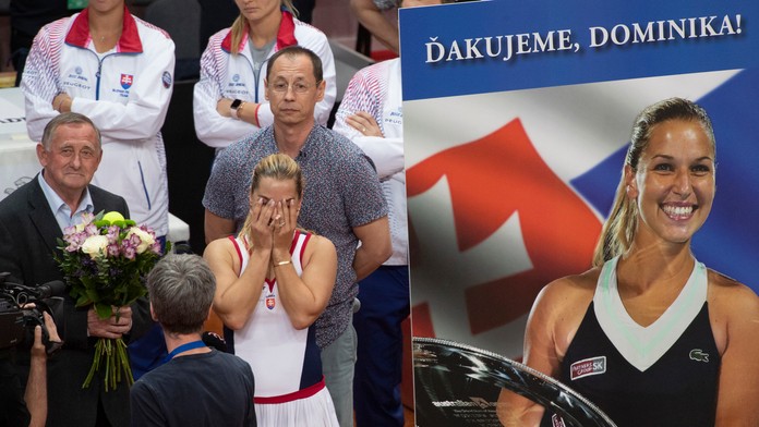 Dominika Cibulková so slzami dojatia po lúčení sa s reprezentačnou kariérou po získaní tretieho rozhodujúceho bodu proti Brazíli