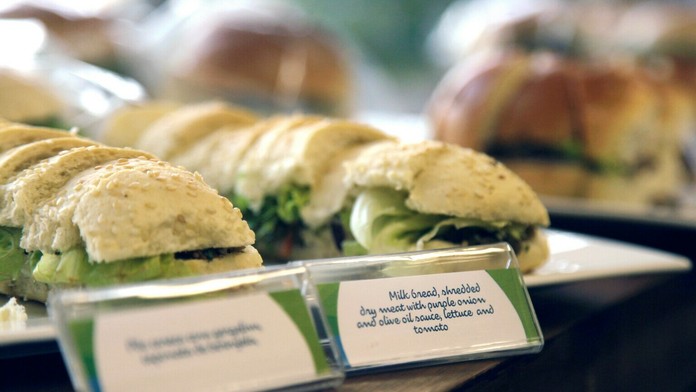 Na snímke zľava Jaroslav Musil (Slovensko) a Giordan Watson (Rumunsko).