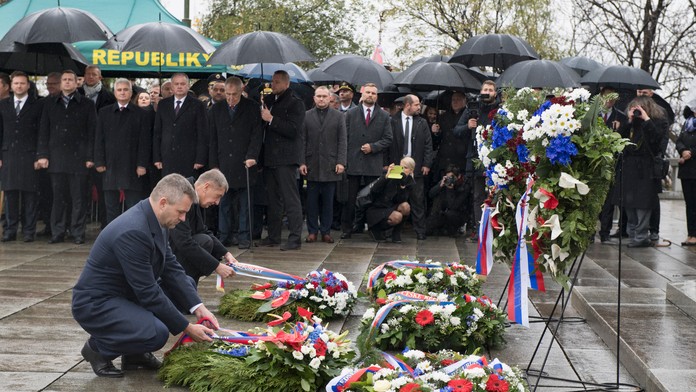 Peter Pellegrini a Andrej Babiš počas pietneho aktu kladenia vencov na Národnom pamätníku v Prahe.