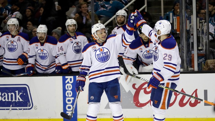 Andrej Sekera (na ľade vľavo) oslavuje gól so spoluhráčom Leonom Draisaitlom.